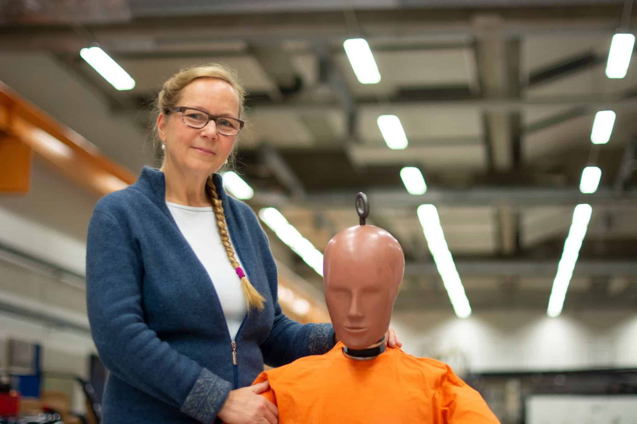 Astrid Linder, forskningsdirektør ved Statens väg- och transportforskningsinstitut i Sverige, sammen med en kræsjtestdukke