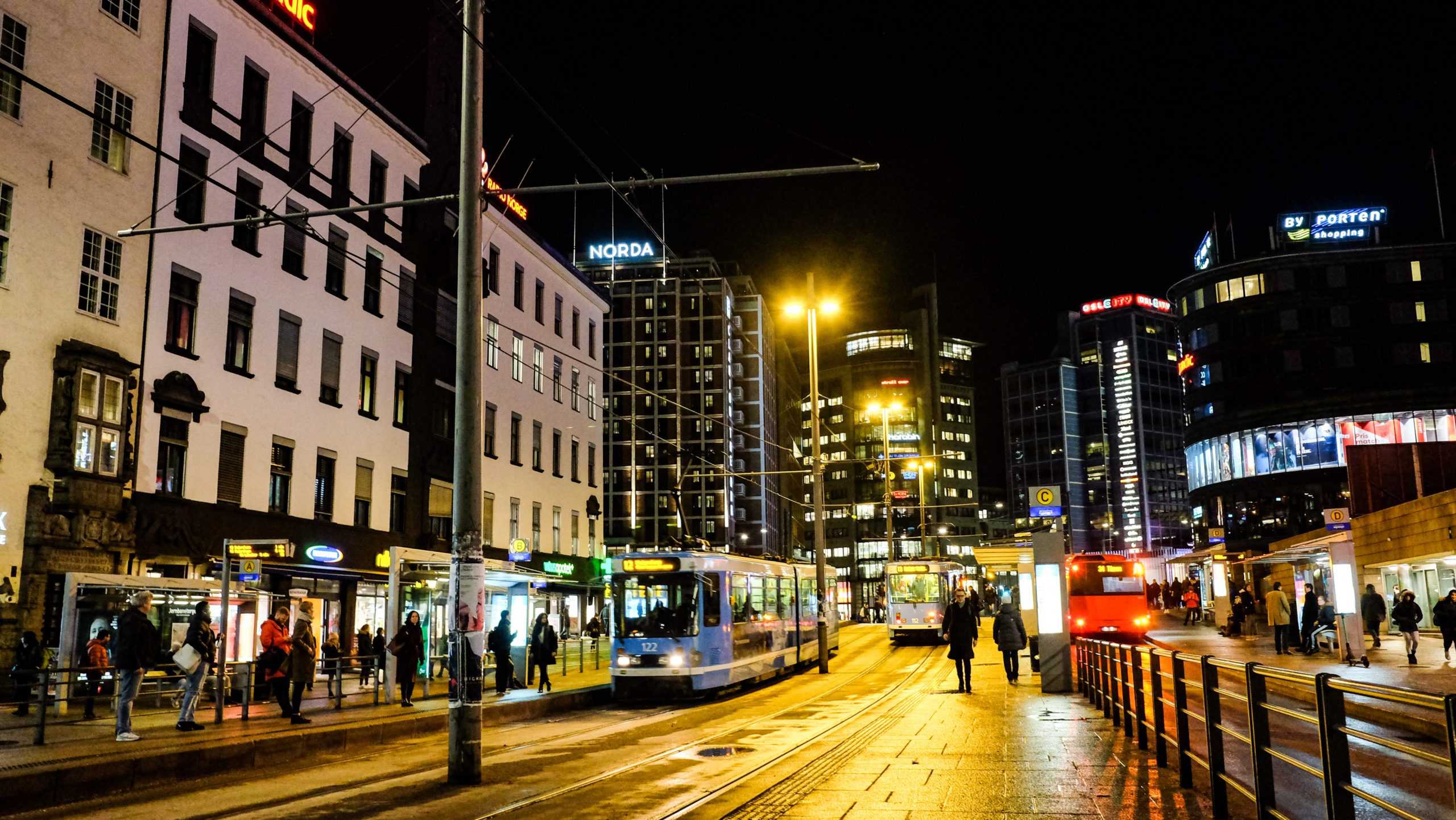 En trikk som kjører gjennom Oslo sentrum