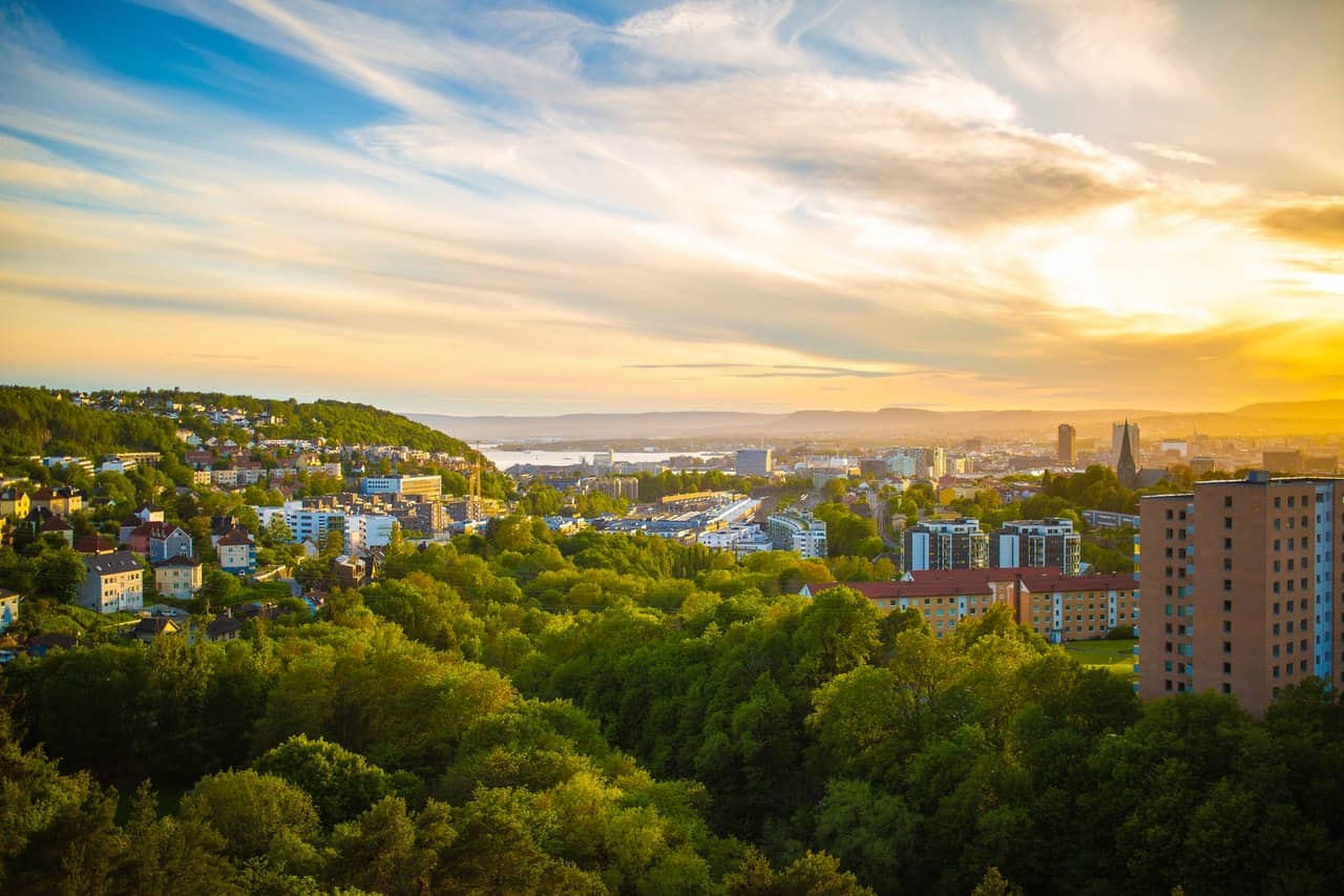 Oversiktsbilde Oslo, bebyggelse og fjord i bakgrunnen