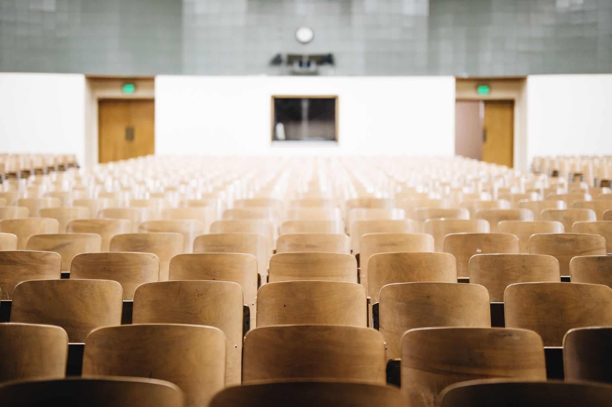 Tomme stolrader i auditorium