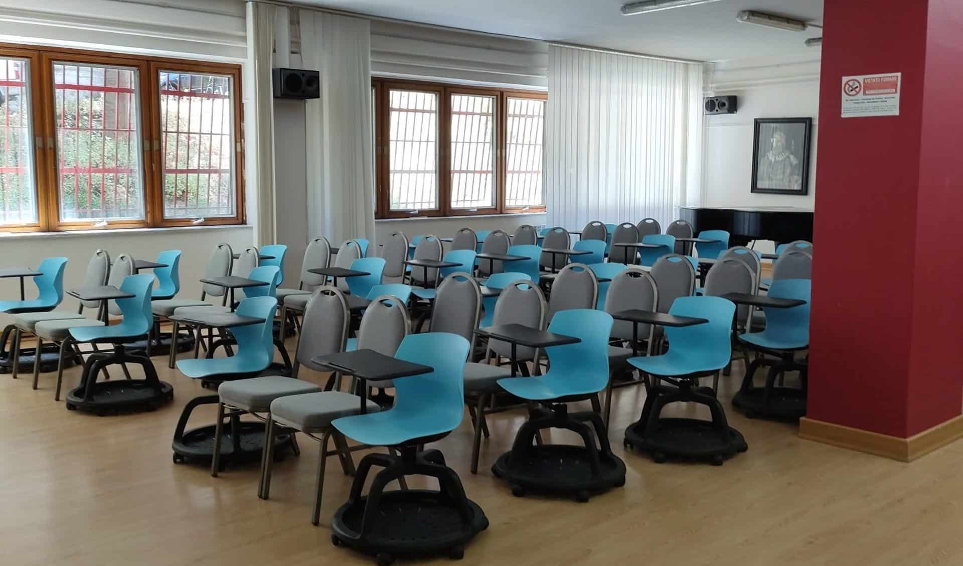 Et klasserom med bord og stoler