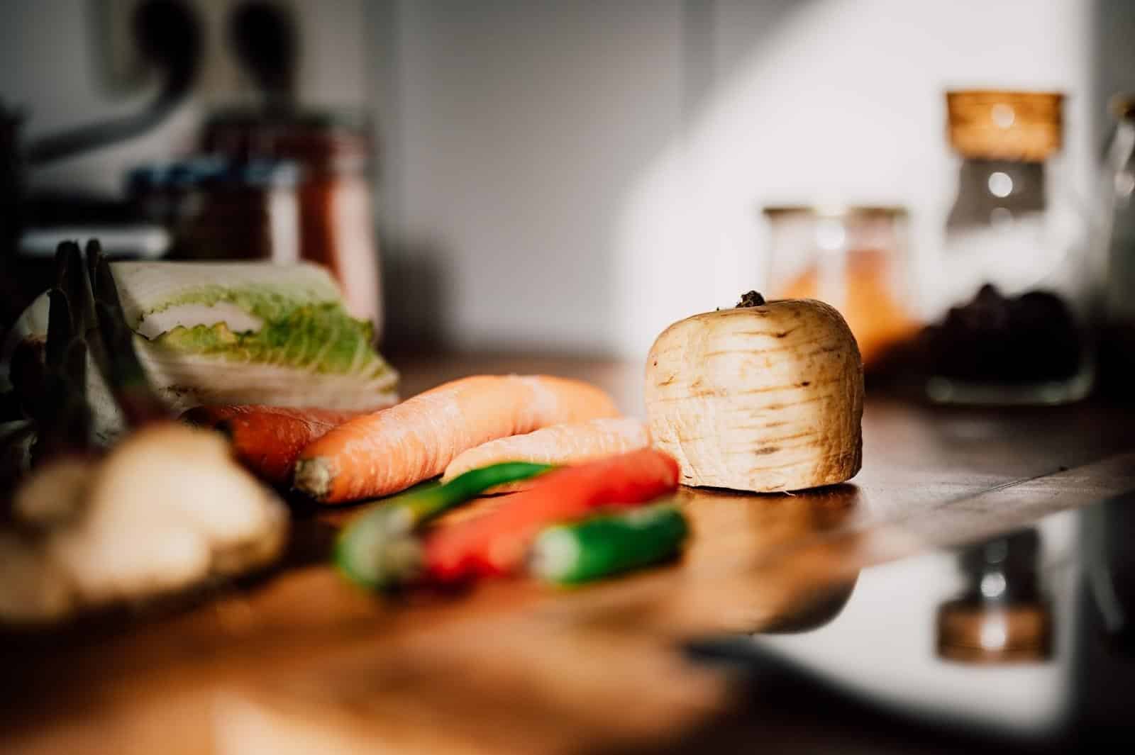 Ulike grønnsaker på et bord Ulike grønnsaker på et bord
