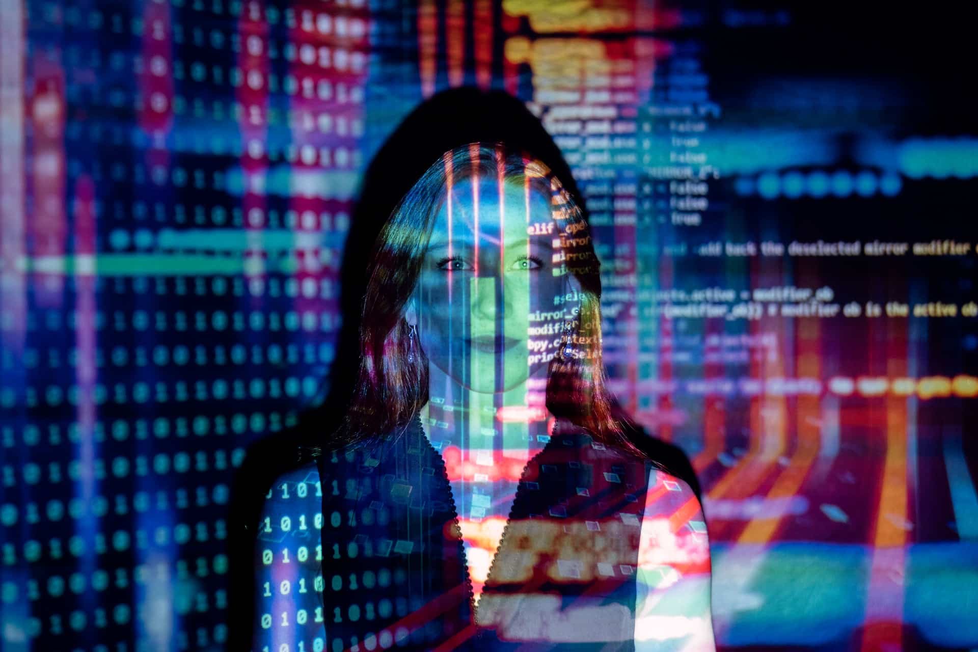 En kvinne dekket av lysende datakode