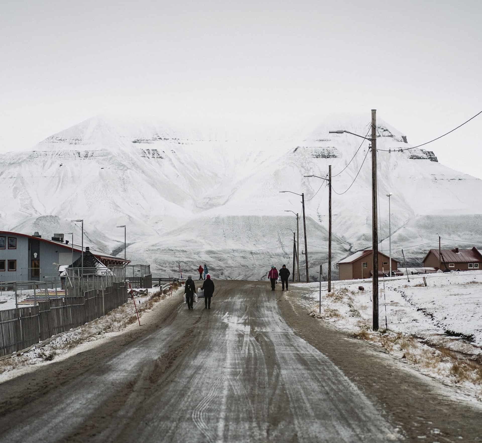 Gate i Longyearbyen, med fjell i bakgrunnen