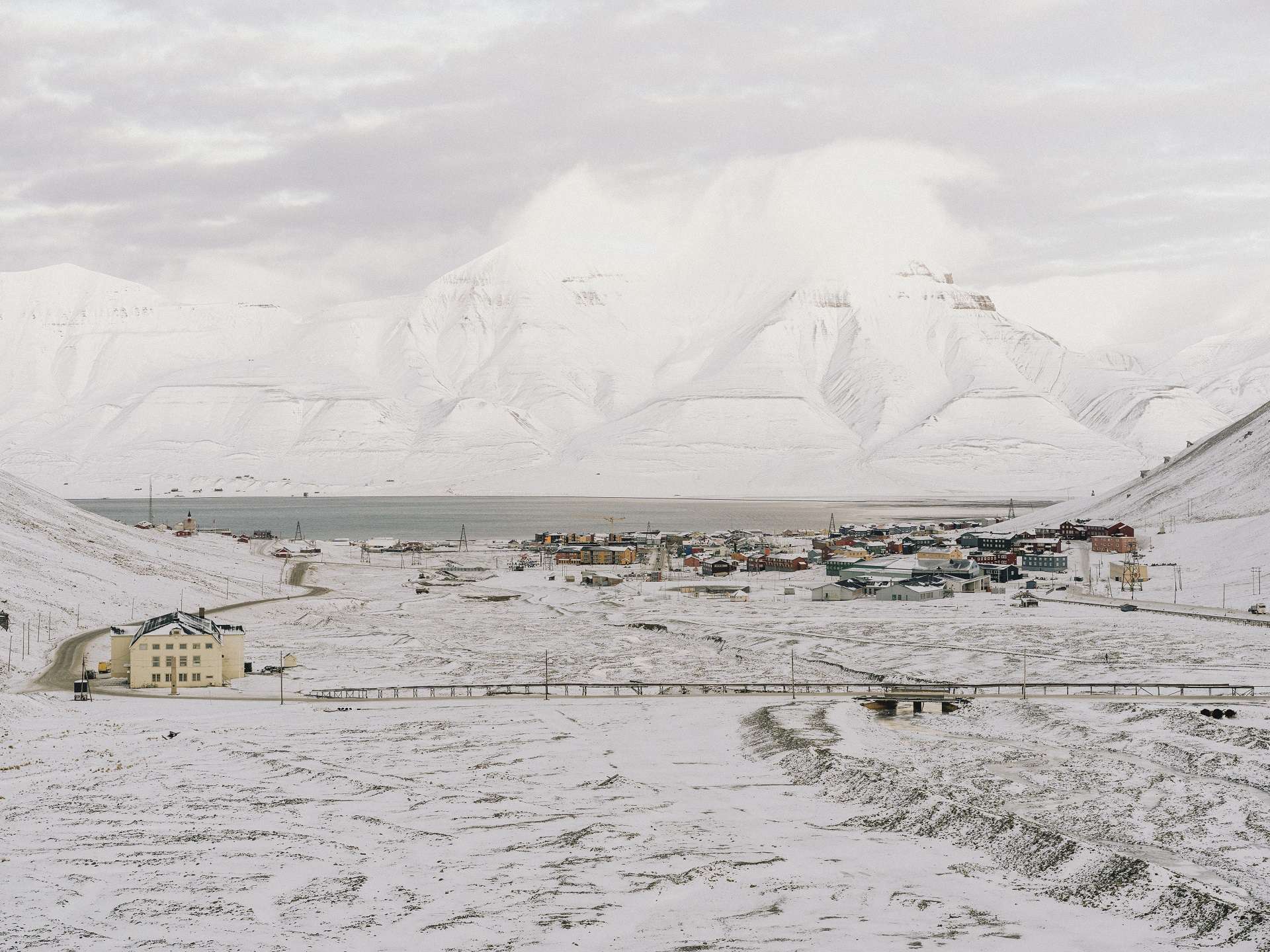 Longyearbyen med fjell i bakgrunnen