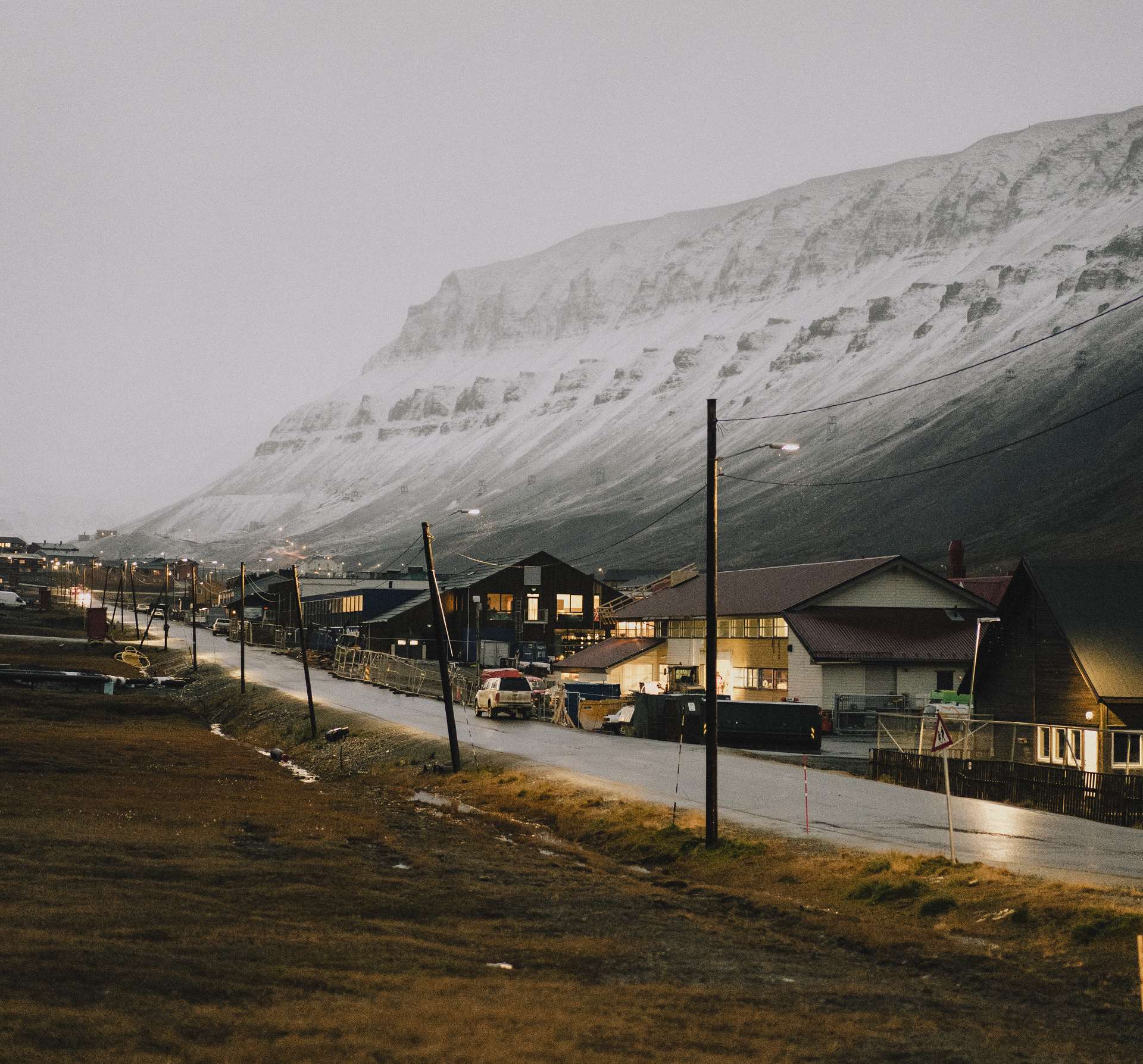 Boligfelt i Longyarbyen om kvelden