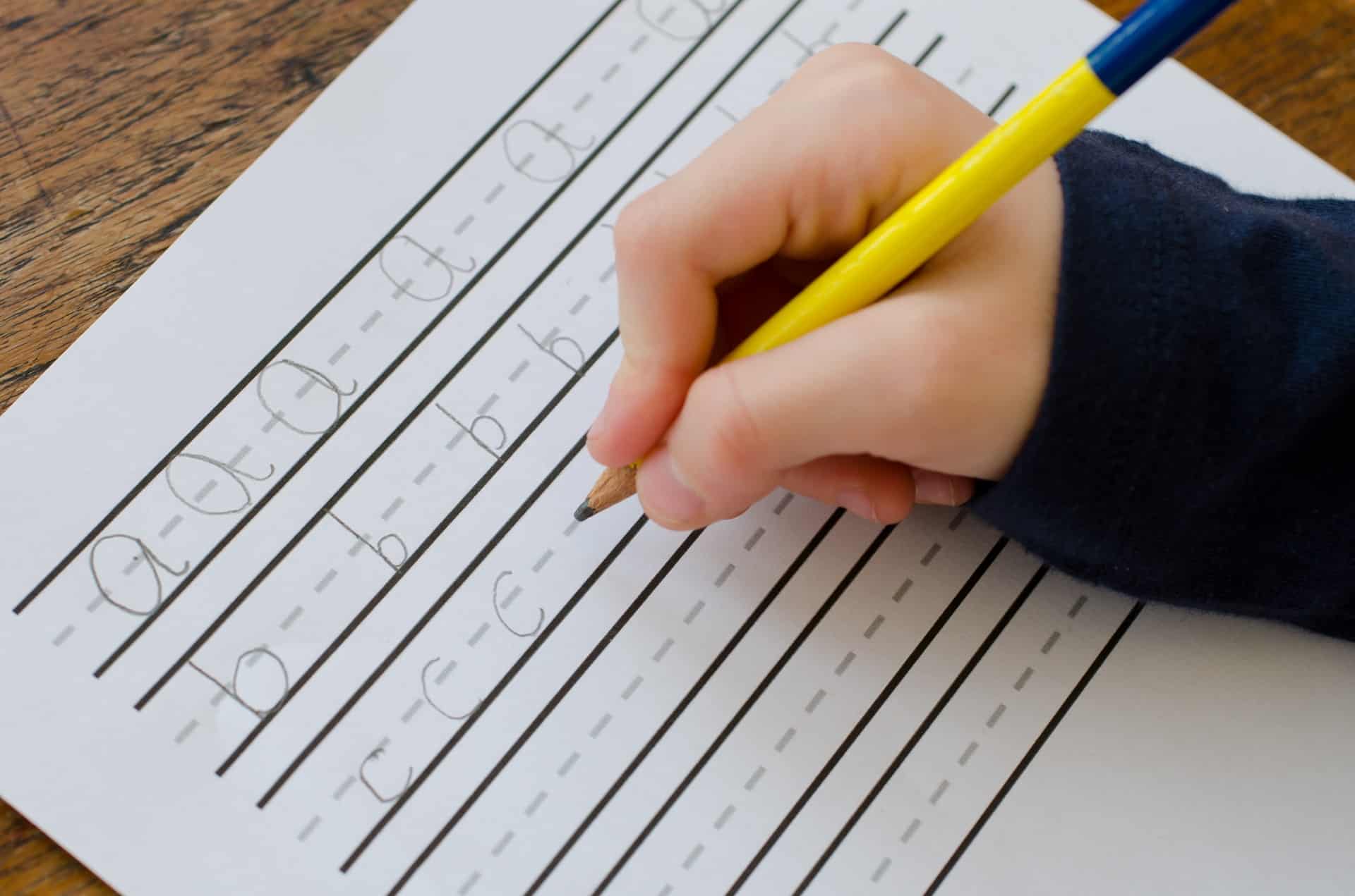 Barn som øver på håndskrift