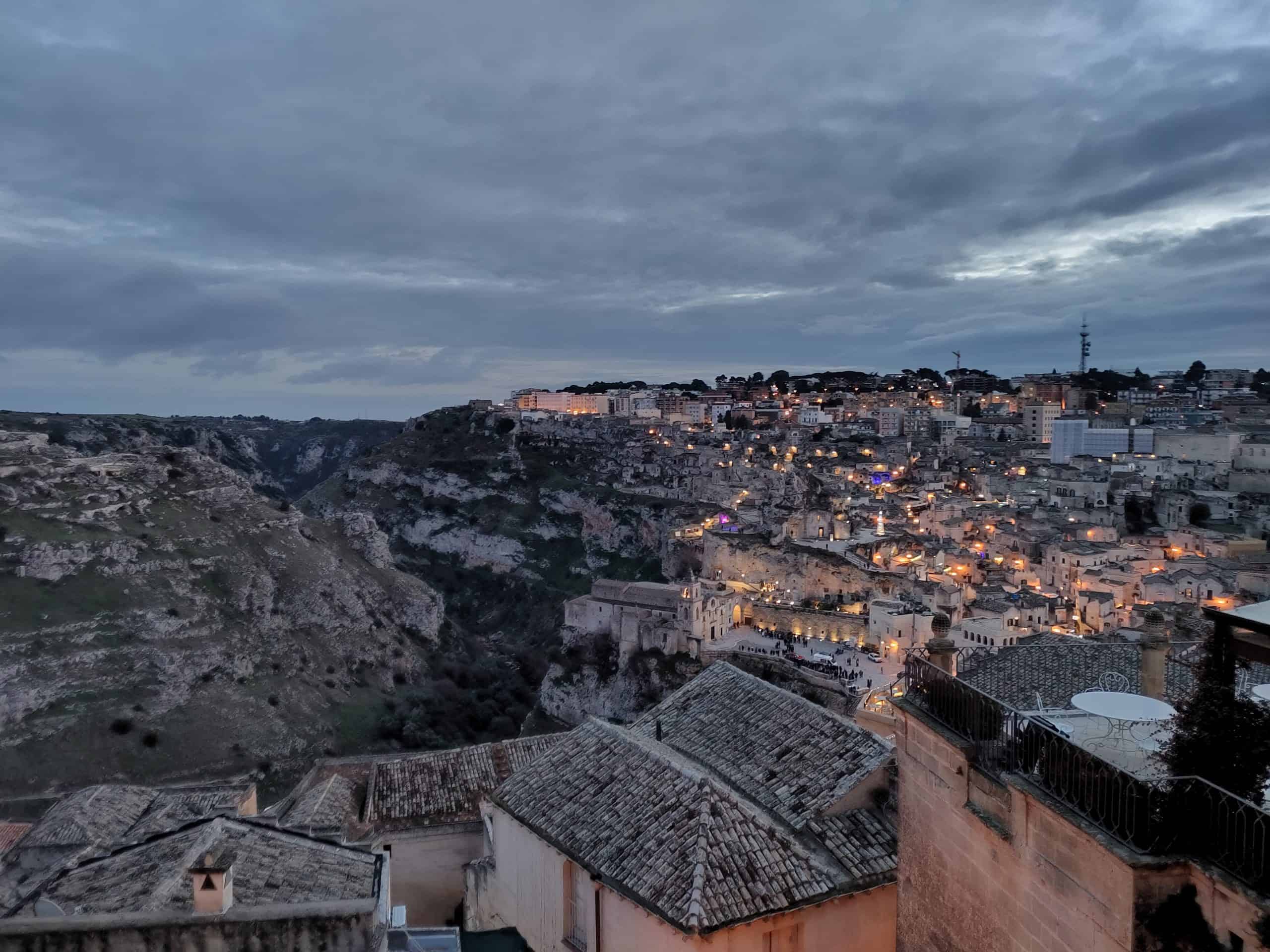 Matera er bygd rundt en dyp fjellravine