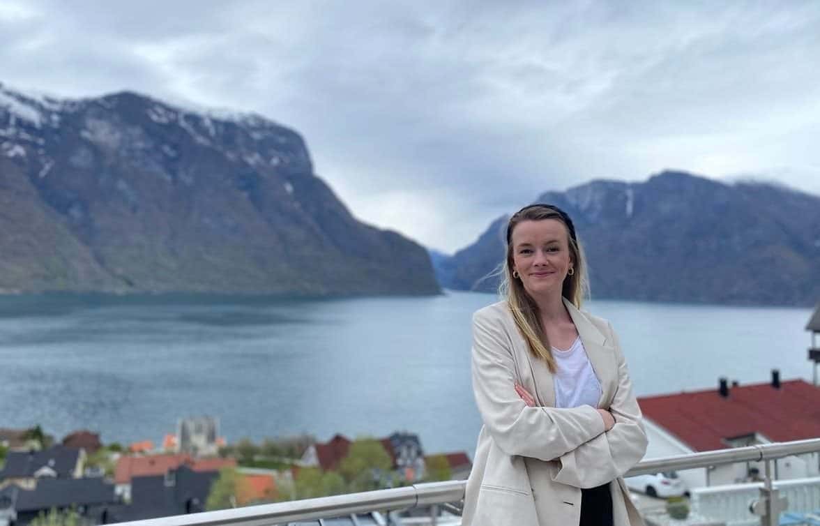 Kathrine Vindedal er født og oppvokst i Aurland i Sogn.