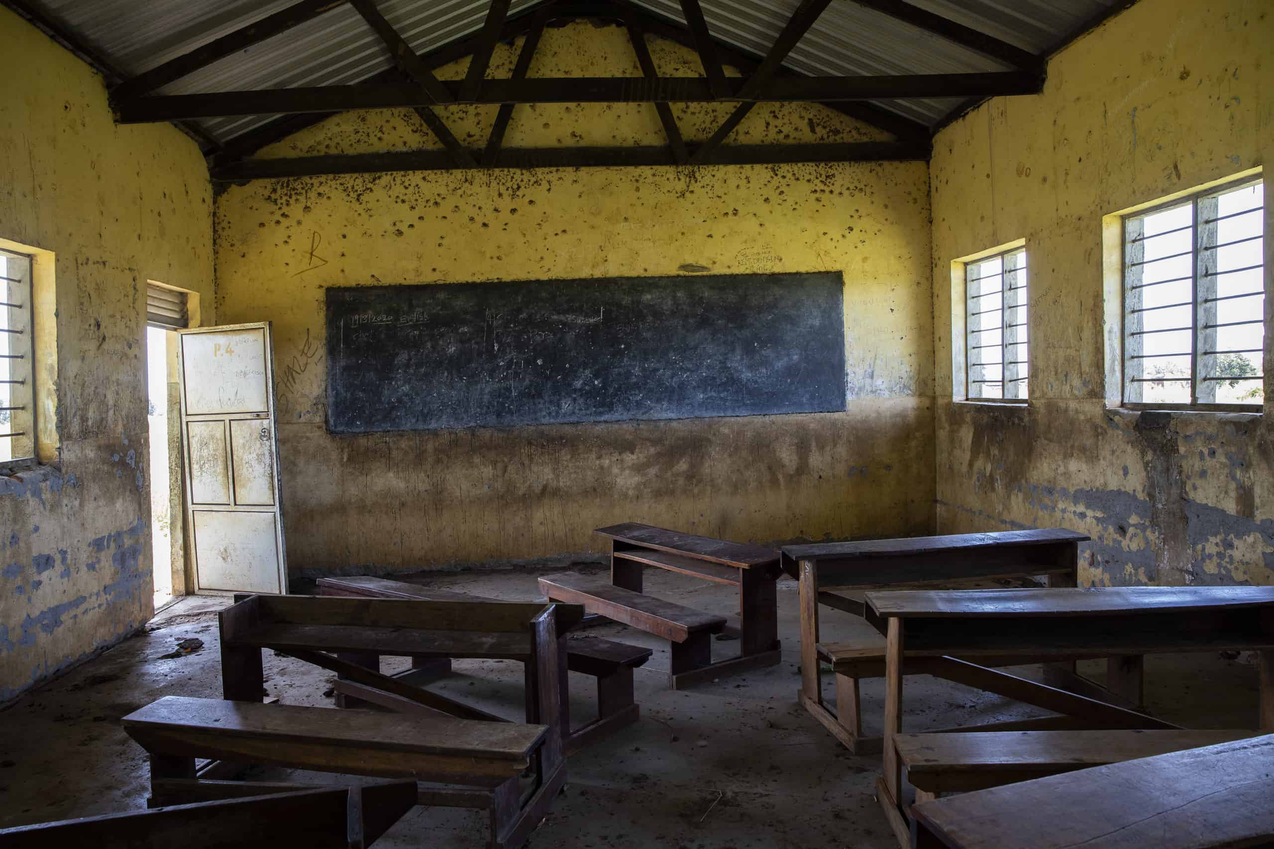 Et tomt klasserom i Uganda