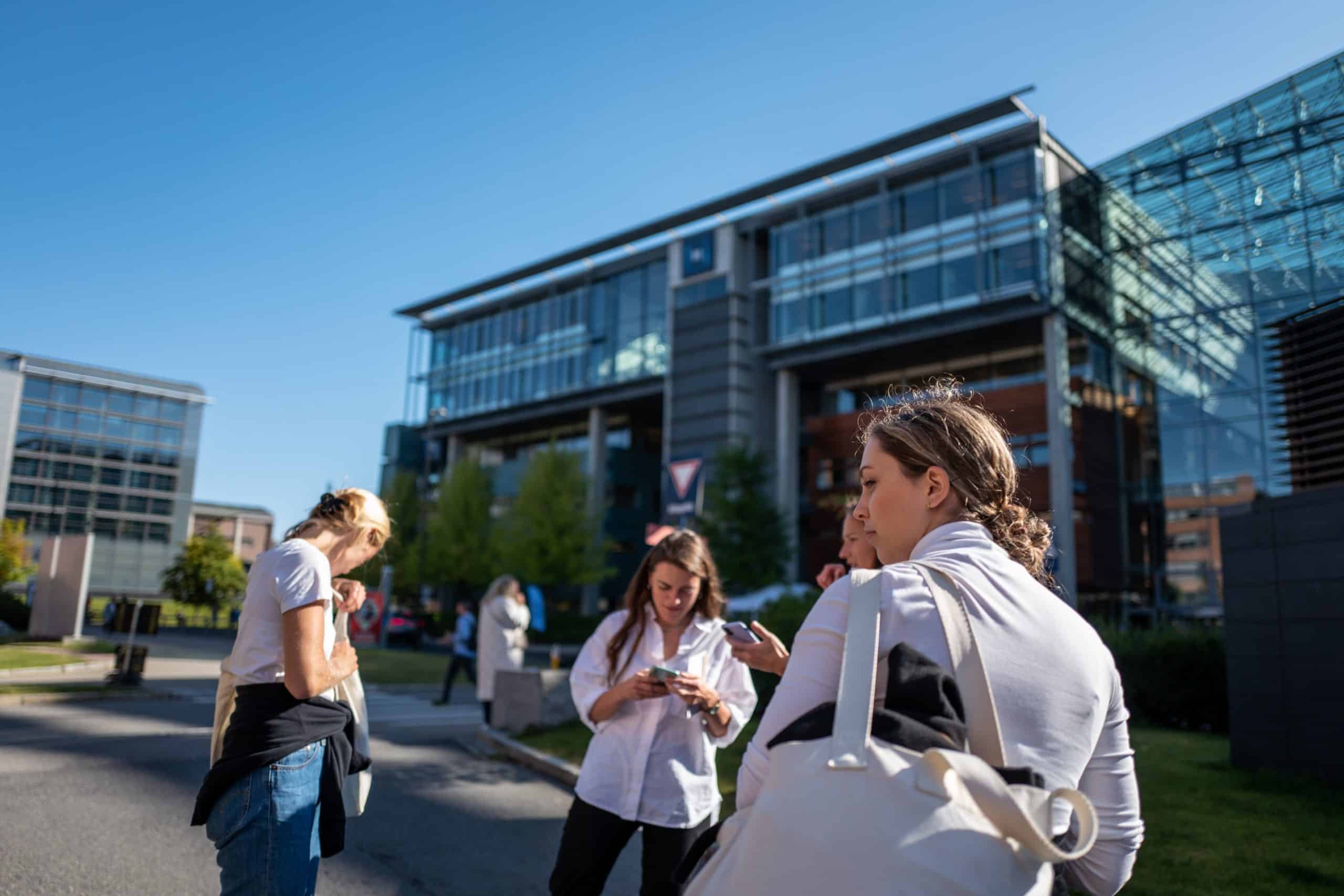 Studenter står utenfor BI