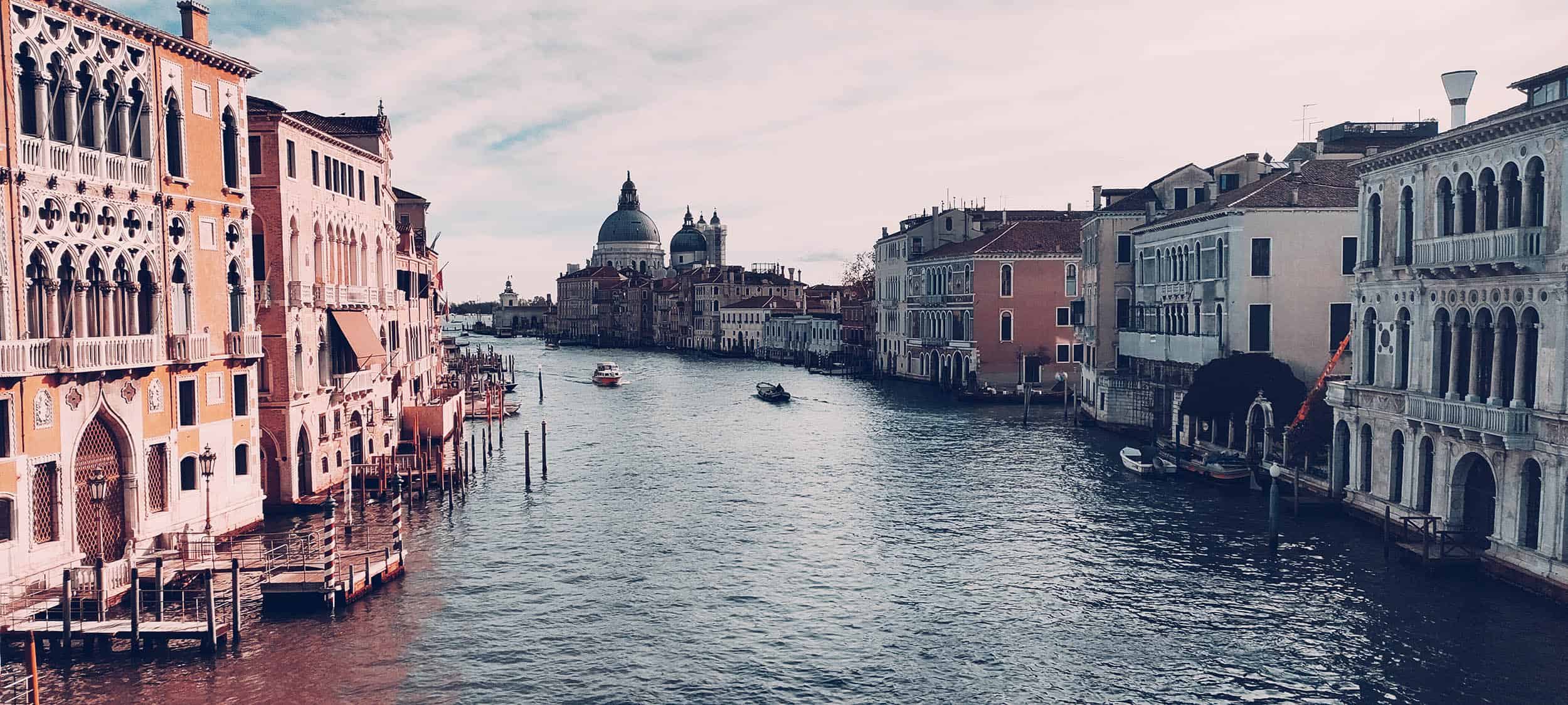Venezia oversiktsbilde over kanal