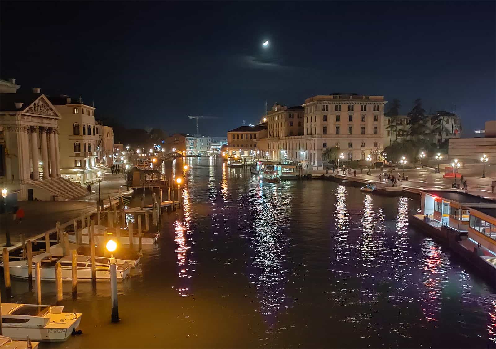 Kanal i Venezia på kveldstid.
