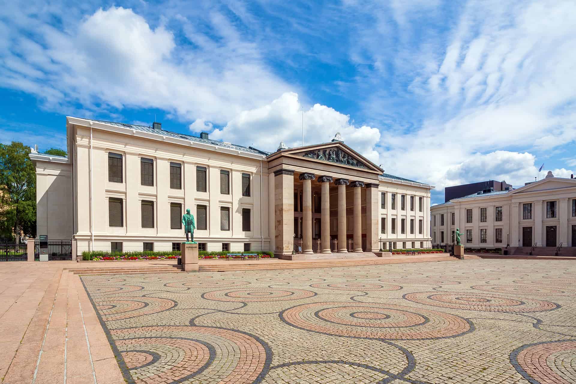Universitetsplassen i Oslo sentrum i solskinn.