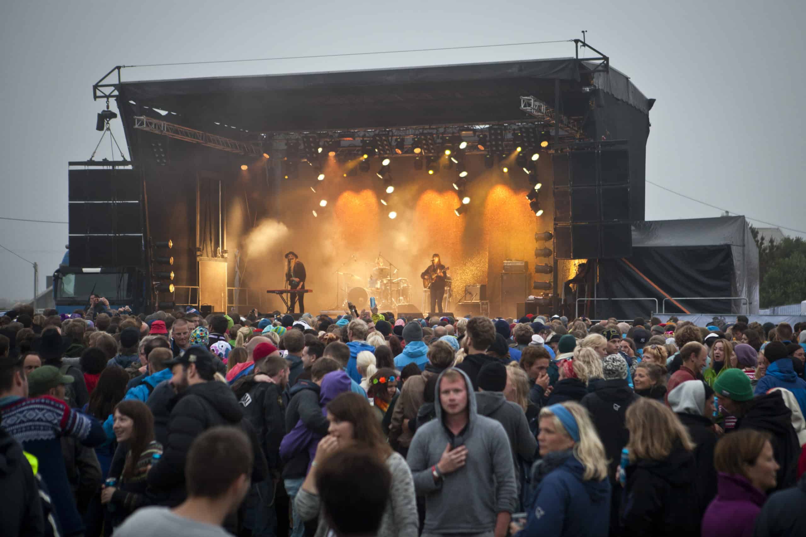 Mange mennesker på en festival.