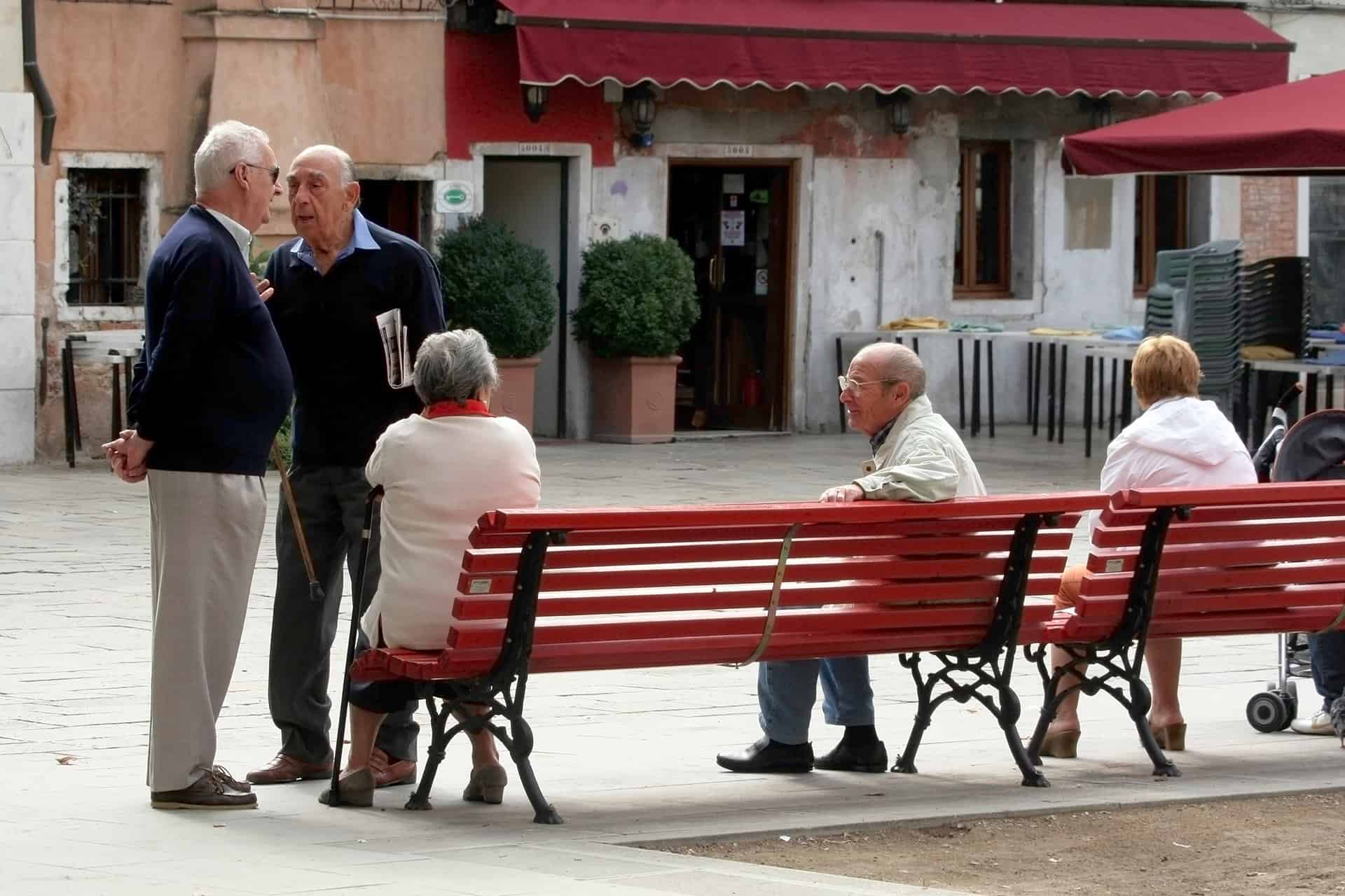 En gruppe eldre mennesker i Venezia, Italia