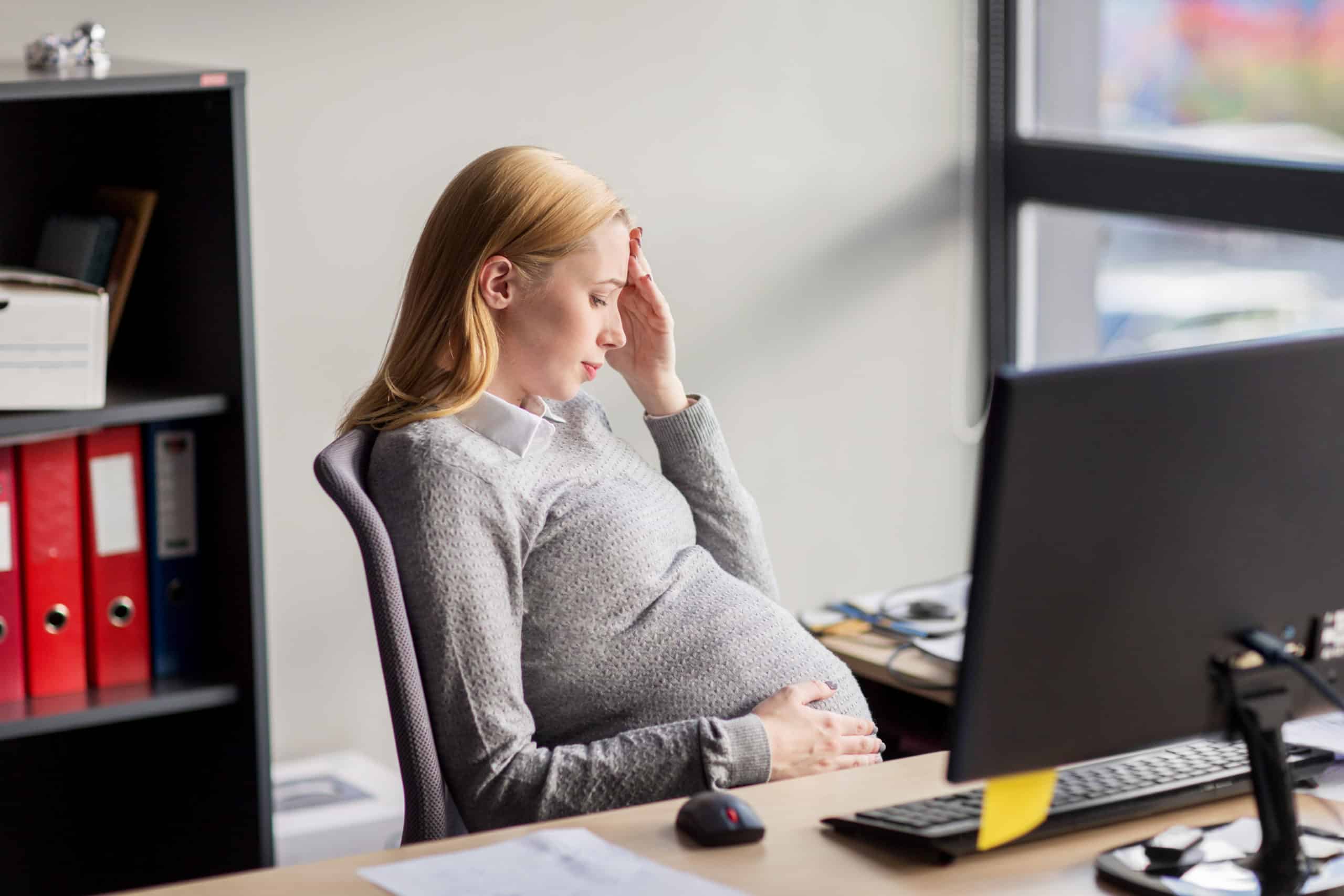 gravid forretningskvinne føler seg syk på kontorarbeid