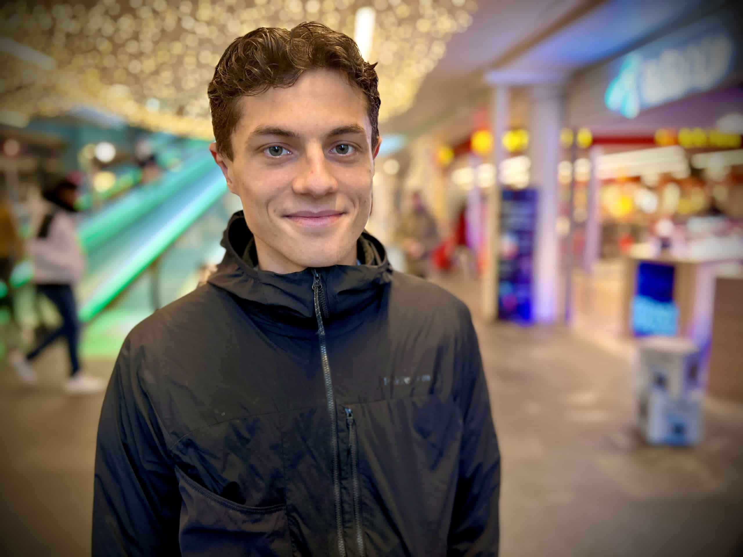 19 år gammel Benjamin ser er på et kjøpesenter, og ser inn i kameraet til journalisten.