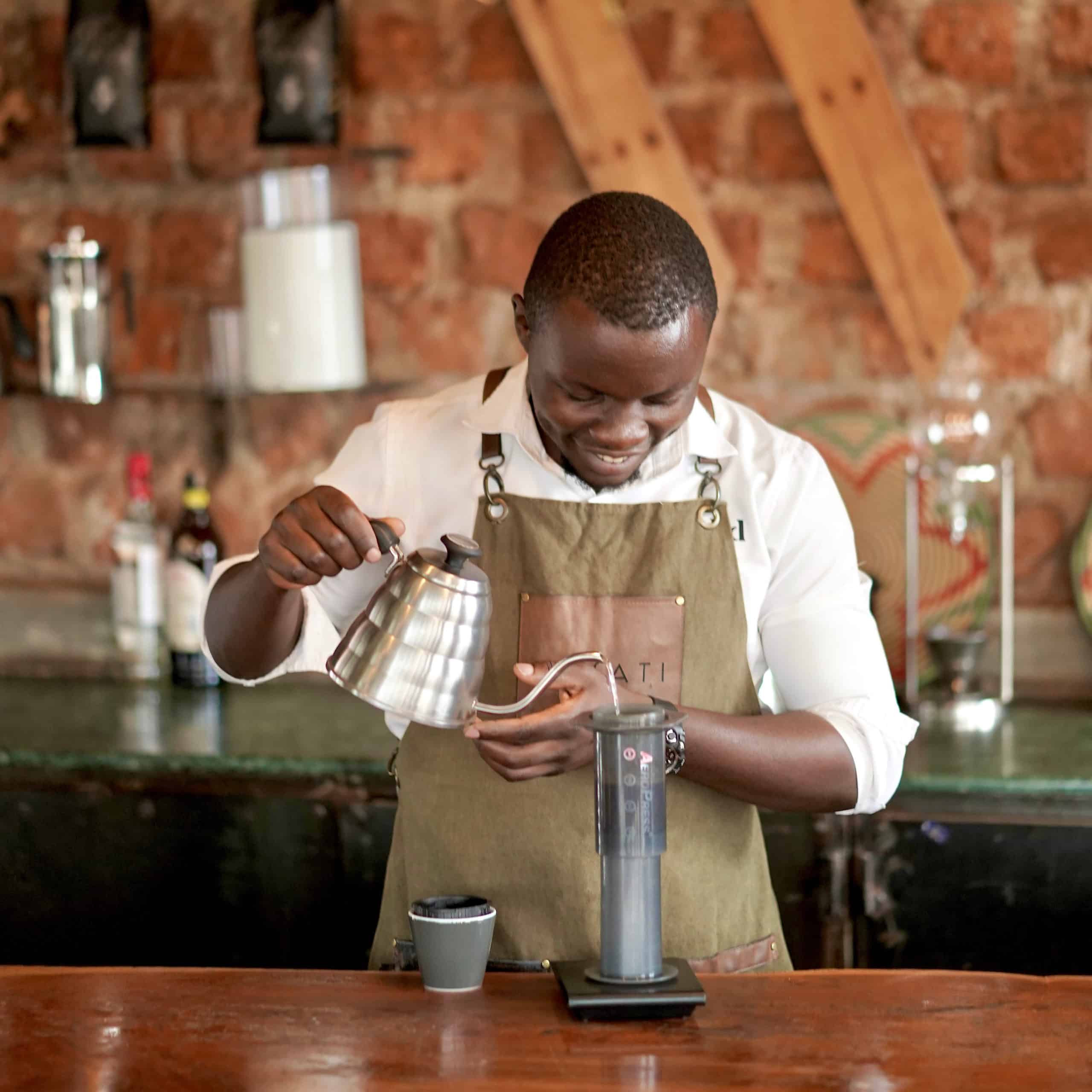Derick Mutenyi. Sjefsbarista og ansvarlig for kaffe-innkjøp og brenning.