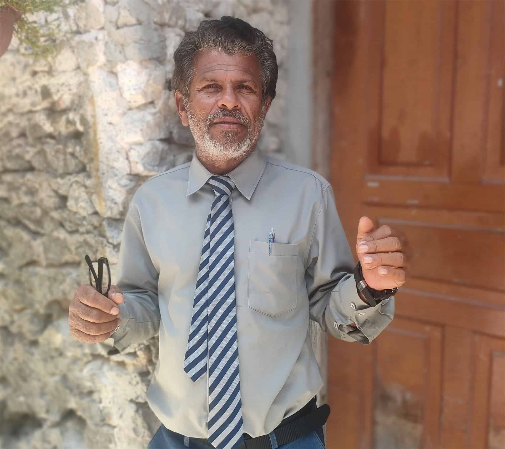 Ahmed Ali utenfor et steinhus på øya Thimarafushi. Ahmed Ali utenfor et steinhus på øya Thimarafushi.