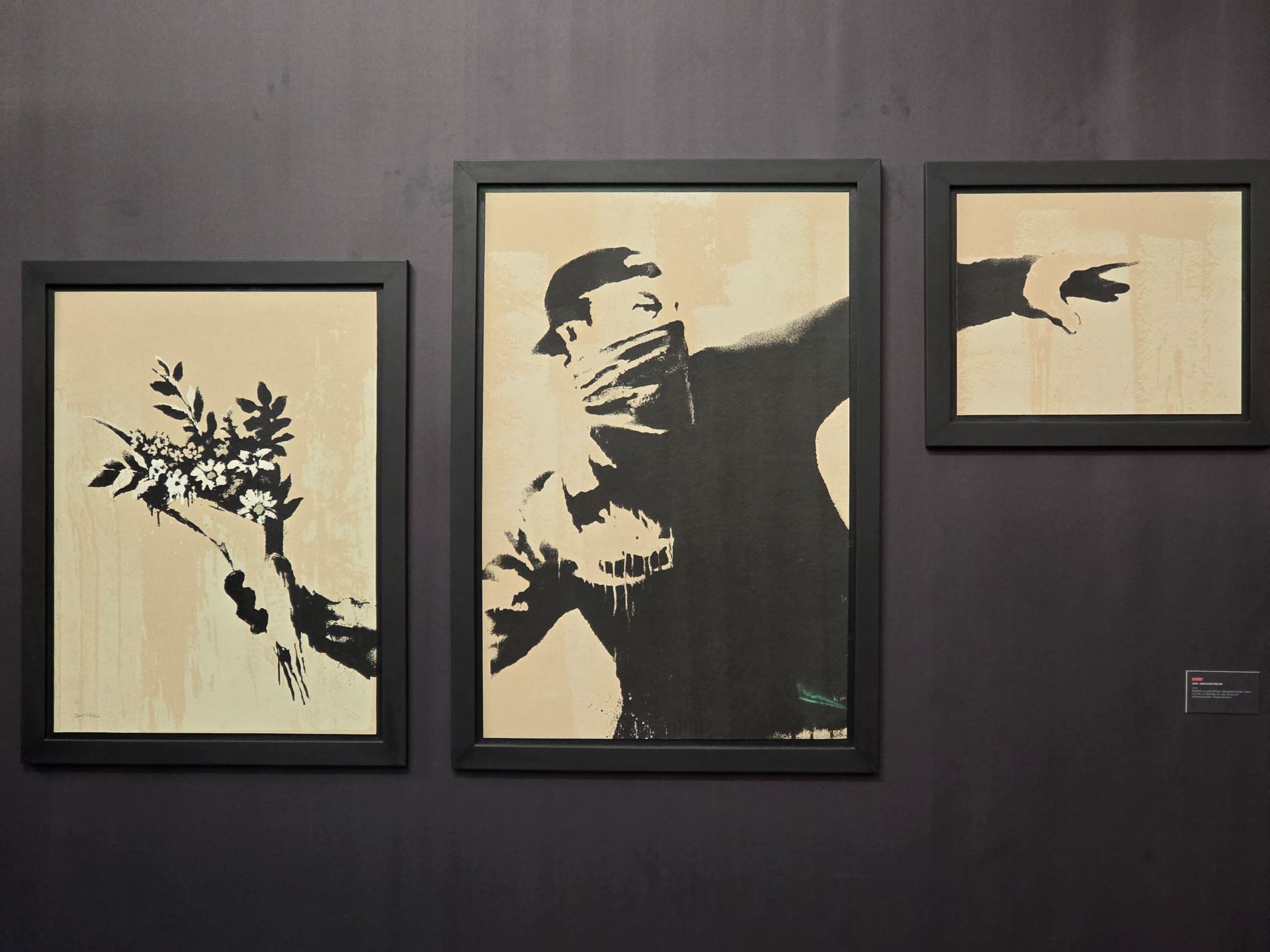 Bildet Liita, Love is in the Air (2019) av kunstneren Bansky er eksempel på politisk kunst