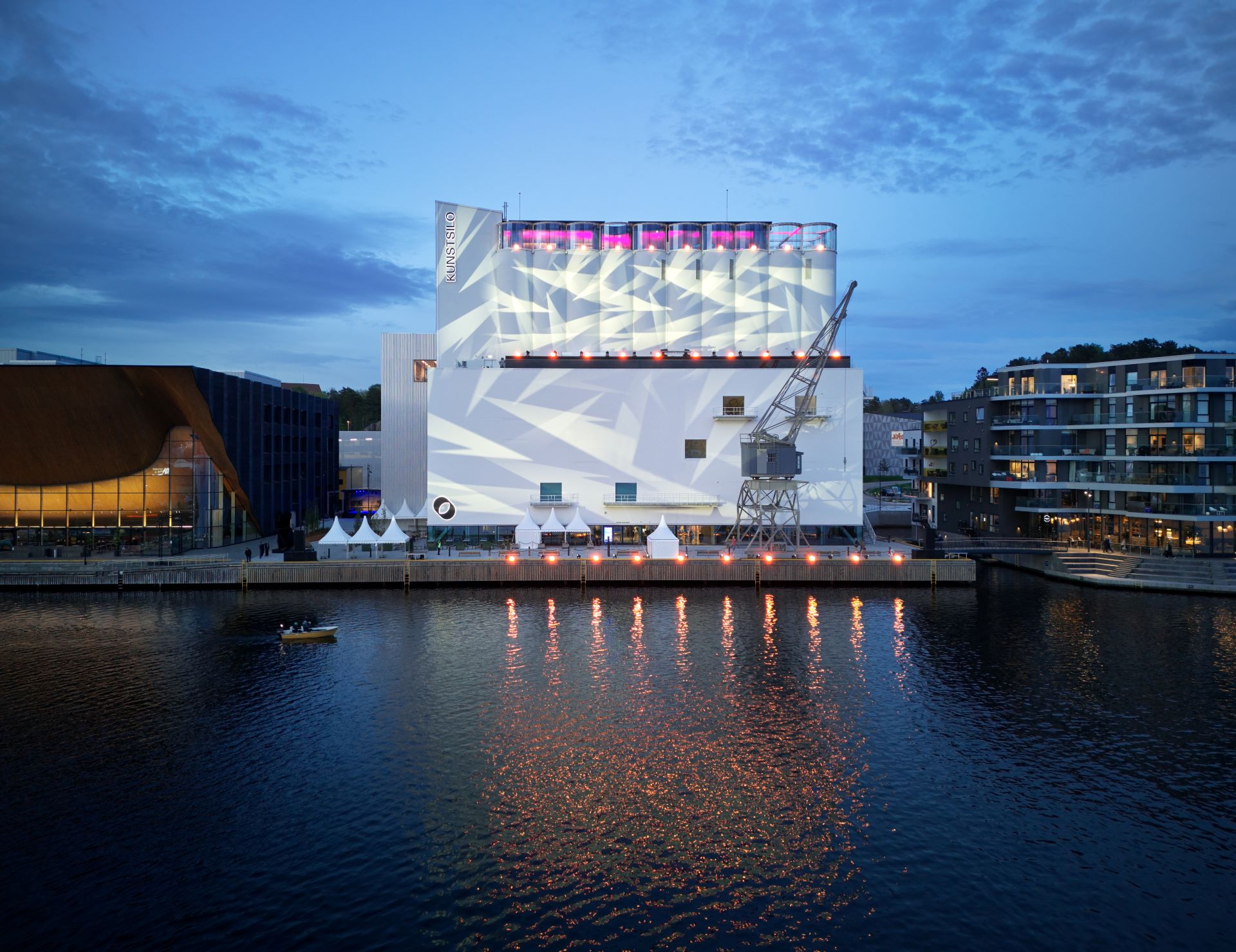 Kunstsiloen i Kristiansand opplyst av lysshow i skumringen
